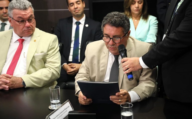 Ex-PGJ Márcio Roberto toma posse como novo desembargador do TJ