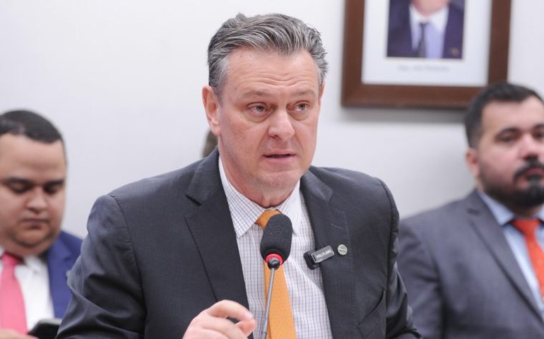 Adesão do Brasil à Opep+ não é preferência a combustíveis fósseis, diz ministro da Agricultura