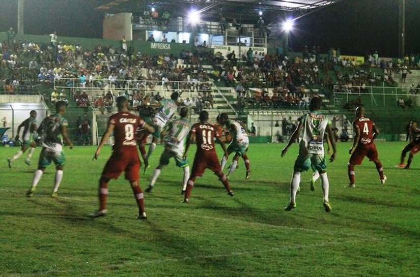 Coruripe sai na frente, mas em duas bolas CRB vence o primeiro jogo da semi