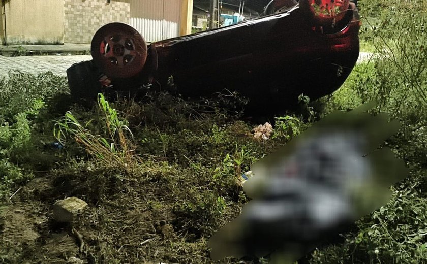 Motorista morre em capotamento em Arapiraca; gestante e três crianças ficam feridas