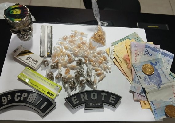 Abordagem da PM a motocicletas termina em flagrante de tráfico em Coruripe