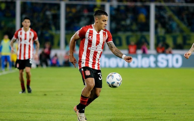 Jogador do Estudiantes é preso por causar acidente enquanto dirigia embriagado após comemoração de título argentino