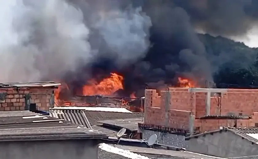 Incêndio de grandes proporções atinge fábrica de alimentos no Rio Grande do Sul