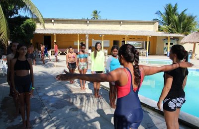 Guarda-vidas de Coruripe desenvolvem projeto social com crianças do Pontal de Coruripe