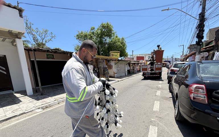 Pontal da Barra ganha 1.700 metros de iluminação decorativa para impulsionar comércio e turismo