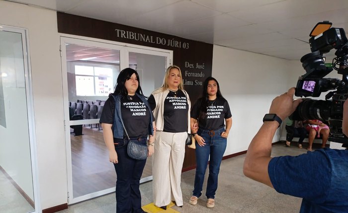 Manuela Félix de Deus, Irmã do Marcos André, ao centro, acompanhada de suas filhas