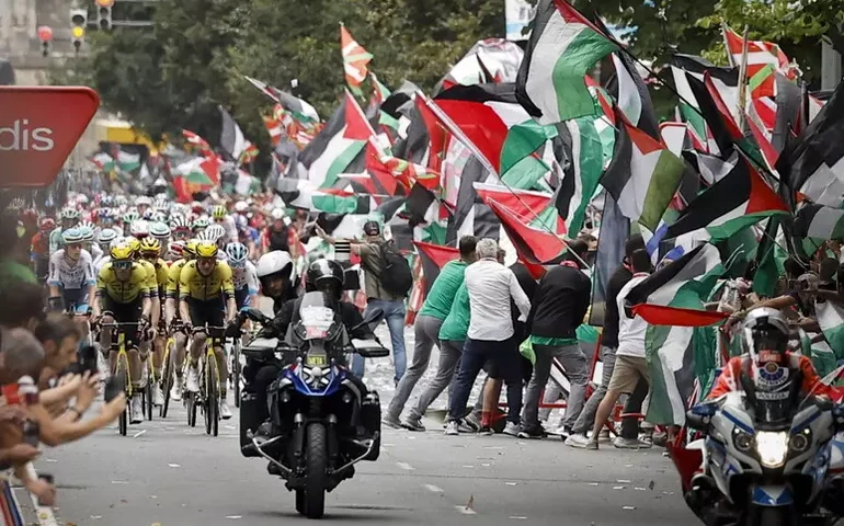 Ato pró-Palestina interrompe 11ª etapa da Vuelta, na Espanha