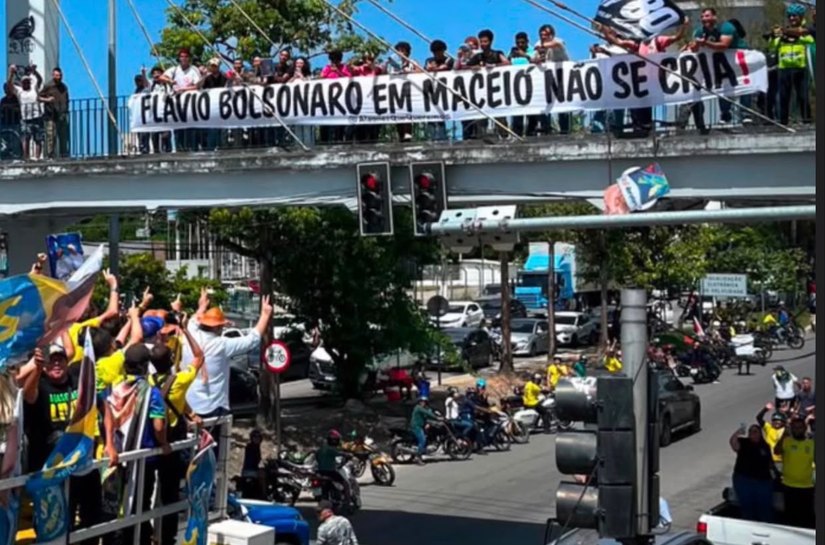 Fleming participa de protesto contra Flávio Bolsonaro (PL) e faz panfletagem na UFAL