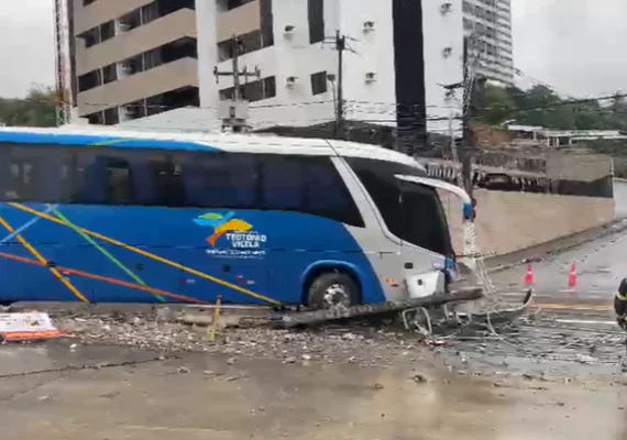 Ônibus desgovernado colide com poste e interdita avenida em Maceió