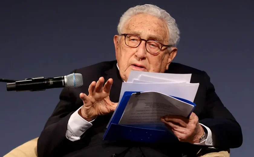 Kissinger se reúne com autoridades chinesas em meio a relações tensas entre EUA e China