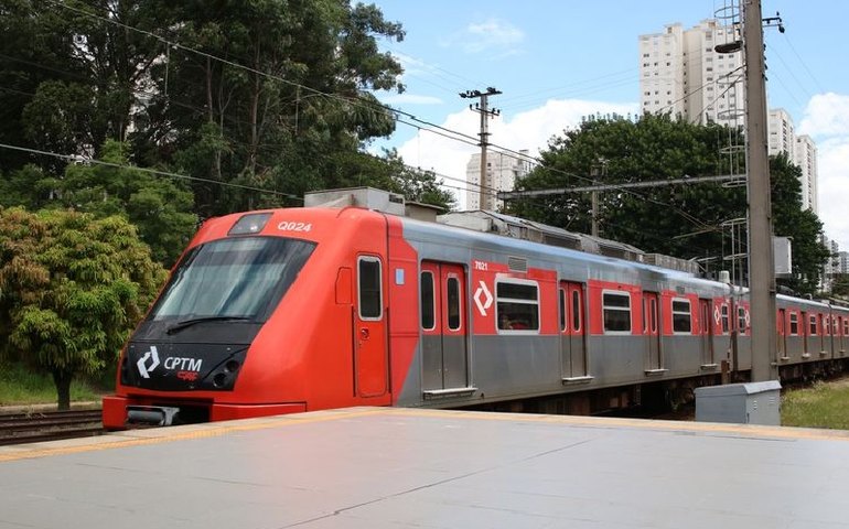 Falha em monotrilho faz passageiros caminharem por passarela; veja vídeo