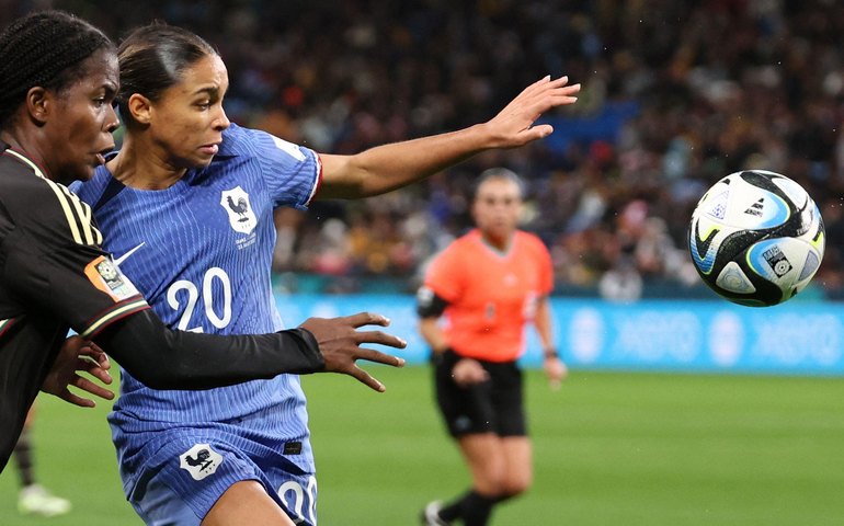 Suécia e Holanda sofrem, mas vencem; França empata com a Jamaica