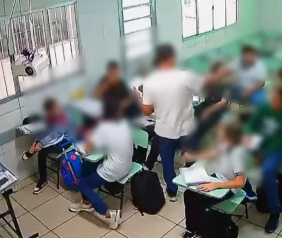 Vídeo revela momento em que professor aponta para aluno negro ao ser questionado sobre chimpanzé