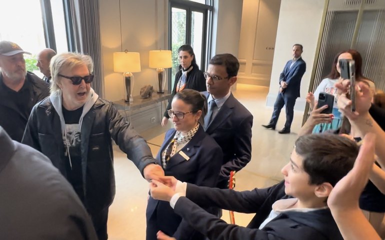 Paul McCartney reconhece mini Paul brasileiro e diz “I Love You” para ele