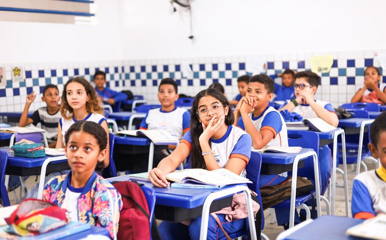 Governo publica regras para investimento do incentivo pago pelo Pé-de-Meia para alunos