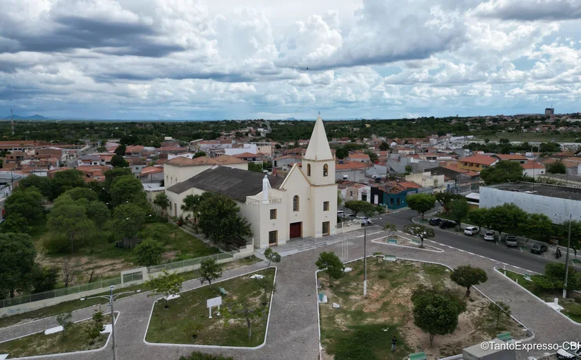 Retroescavadeira rompe tubulação e prejudica abastecimento de Delmiro Gouveia