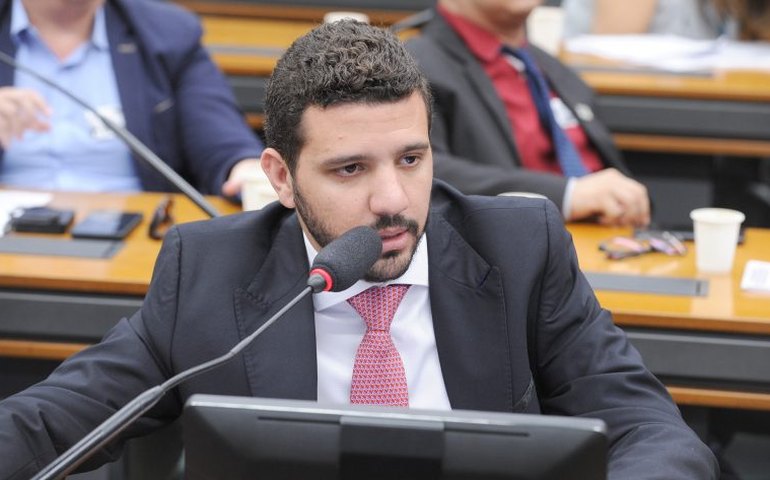 Relator recua e retira gratuidade para mala despachada em projeto sobre mala de mão