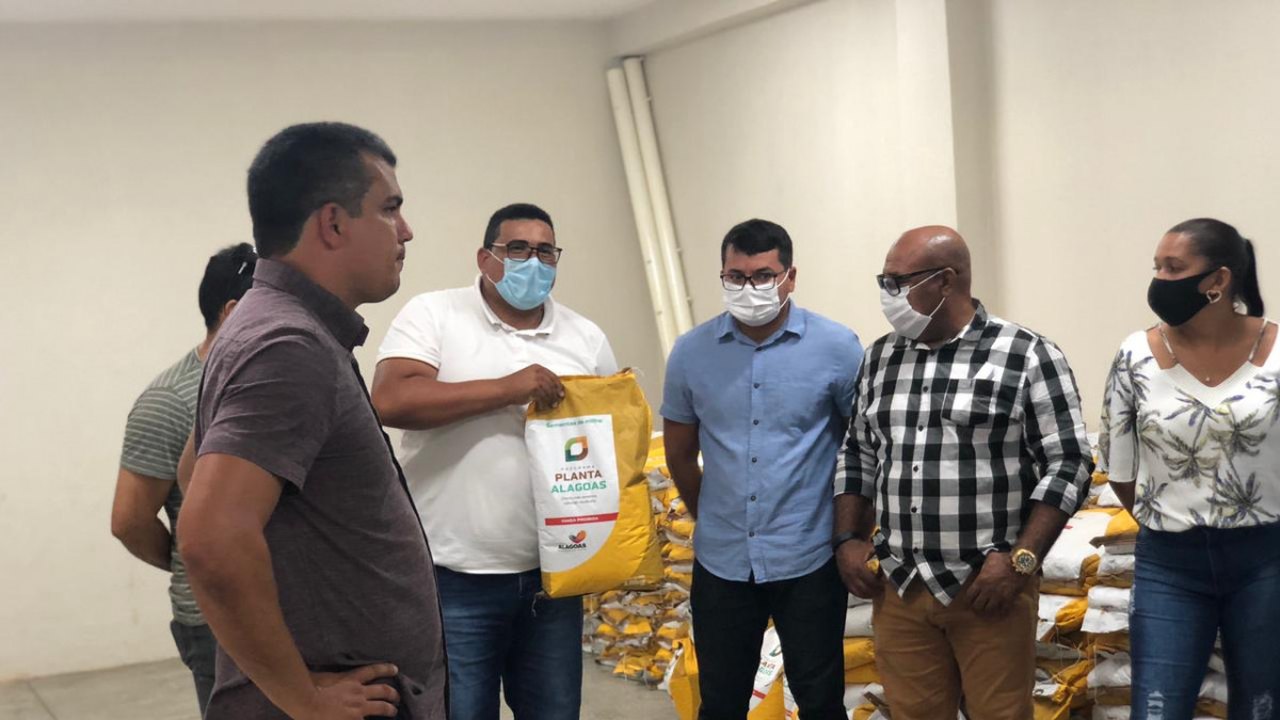 Prefeitura de São Brás entrega sementes para agricultores familiares