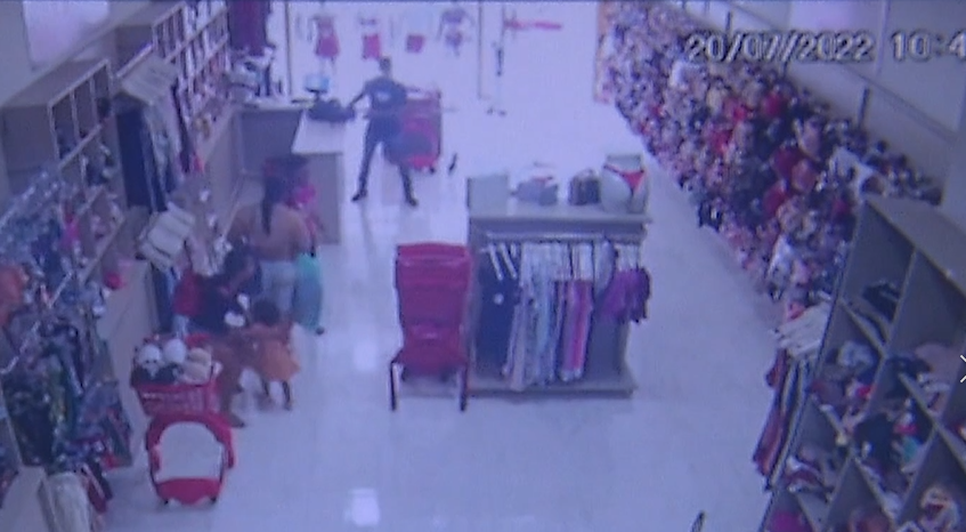 Loja atacadista é invadida por assaltante armado com escopeta em Aracaju