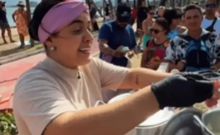 Carrinho de Larissa na orla de Maceió atrai multidões todos os dias