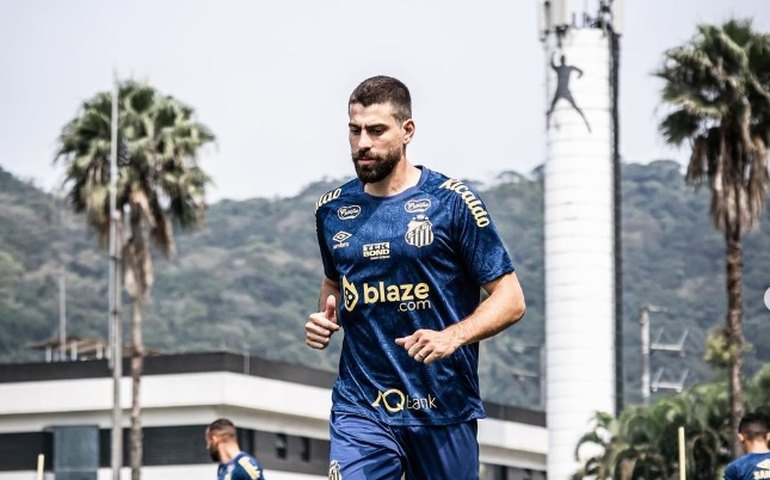 Luan Peres destaca experiência internacional para ajudar o Santos: 'Jogo onde precisar'