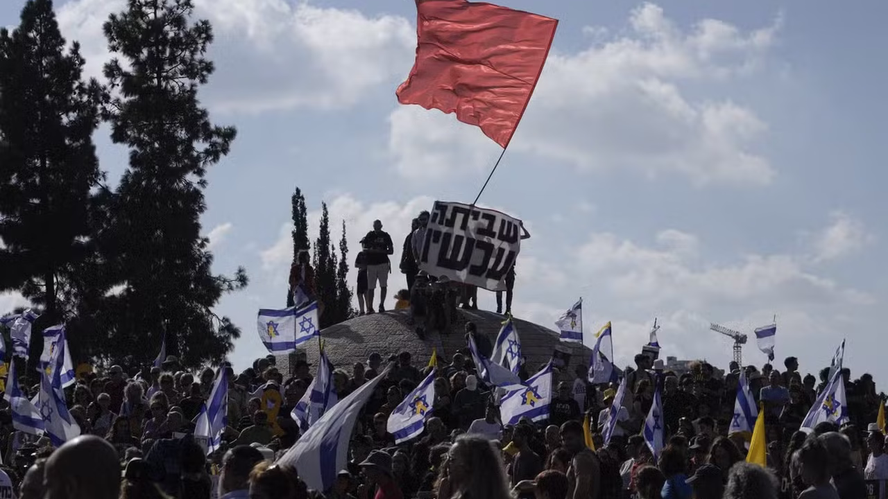 Greve geral em Israel pressiona governo a garantir acordo de cessar-fogo após descoberta de corpos de reféns em Gaza