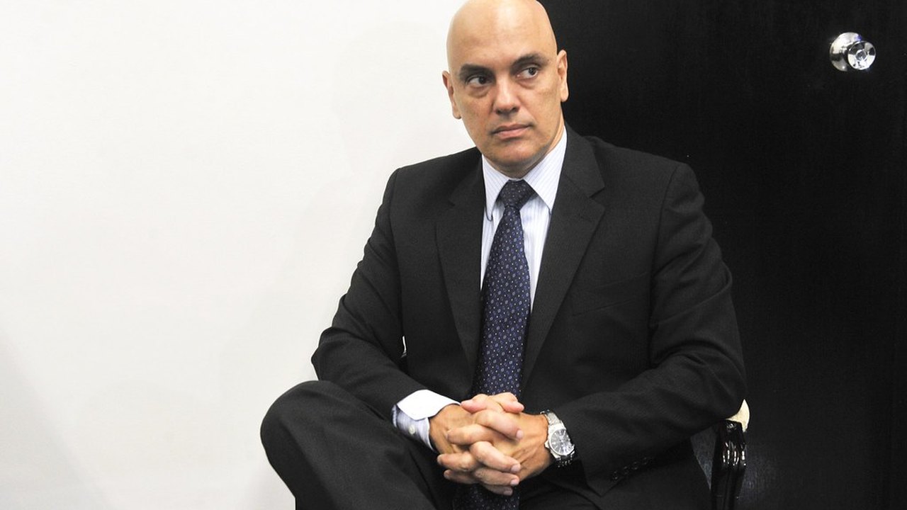 Alexandre pede para PGR opinar sobre ‘atuação direta’ de Bolsonaro em fake news