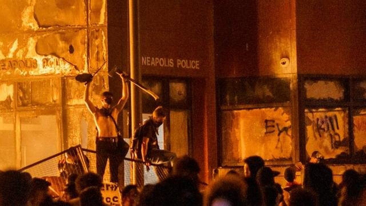 EUA: manifestantes põem fogo em delegacia em protesto por assassinato de negro