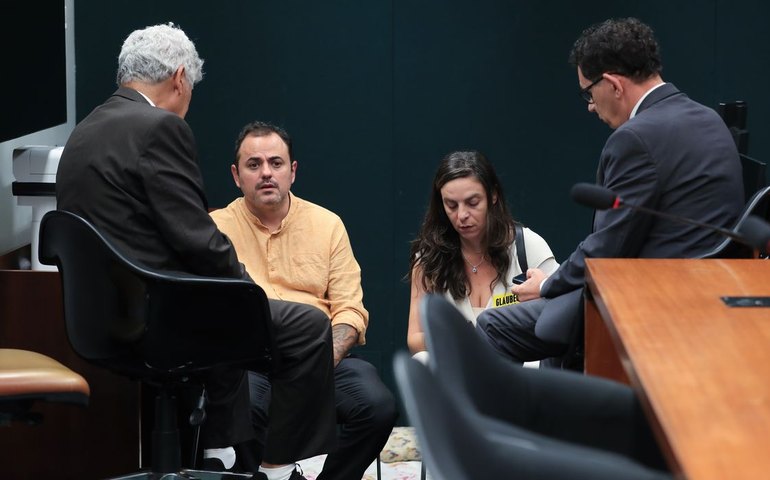 Glauber Braga passa noite no chão da Câmara após pedido de cassação