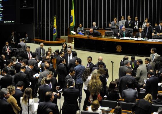 Especialistas criticam deputados que vetaram cota para mulher no Legislativo