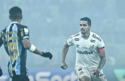 Grêmio vence de virada e empurra o Santos para a zona de rebaixamento
