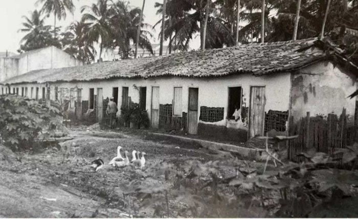 Casas na Avenida Buarque de Macedo em foto do início do século 20, tendo ao fundo o teto da catedral, de onde os moradores foram expulsos para dar lugar ao ‘progresso’ Casas na Avenida Buarque de Macedo em foto do início do século 20, tendo ao fundo o teto da catedral, de onde os moradores foram expulsos para dar lugar ao ‘progresso’