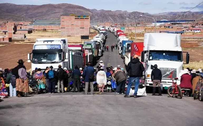 Moradores fecham via em Recife em protesto por atropelamento