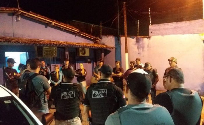 Policiais reunidos na porta da Delegacia de homicídios de Rio Largo (24º DP) - Foto: Assessoria