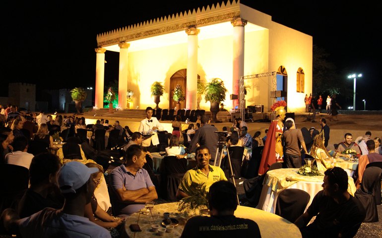 Complexo teatral em Craíbas é inaugurado para espetáculo da Paixão de Cristo