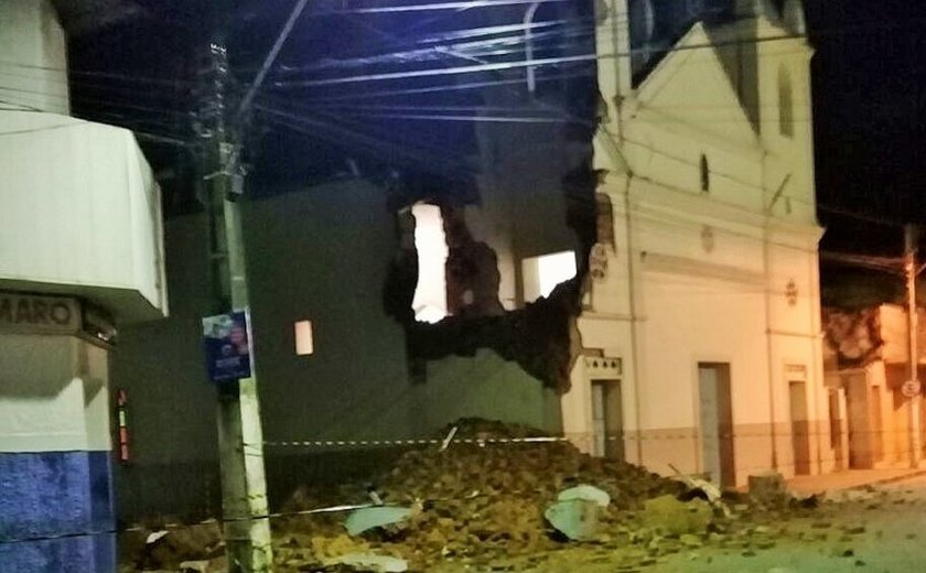 Defesa Civil vai demolir escombros da torre de igreja que desabou em Atalaia, AL