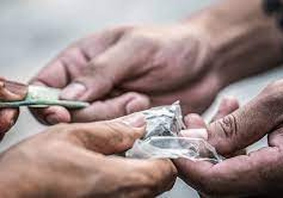 Menor é apreendido e dois homens são detidos por tráfico de drogas em casa abandonada em Arapiraca