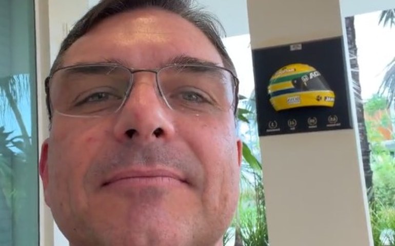 Flávio Bolsonaro rebate Zezé di Camargo após críticas ao SBT por receber Lula