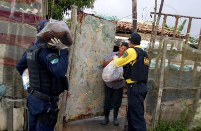 Agentes de trânsito fazem doação de cestas básicas 