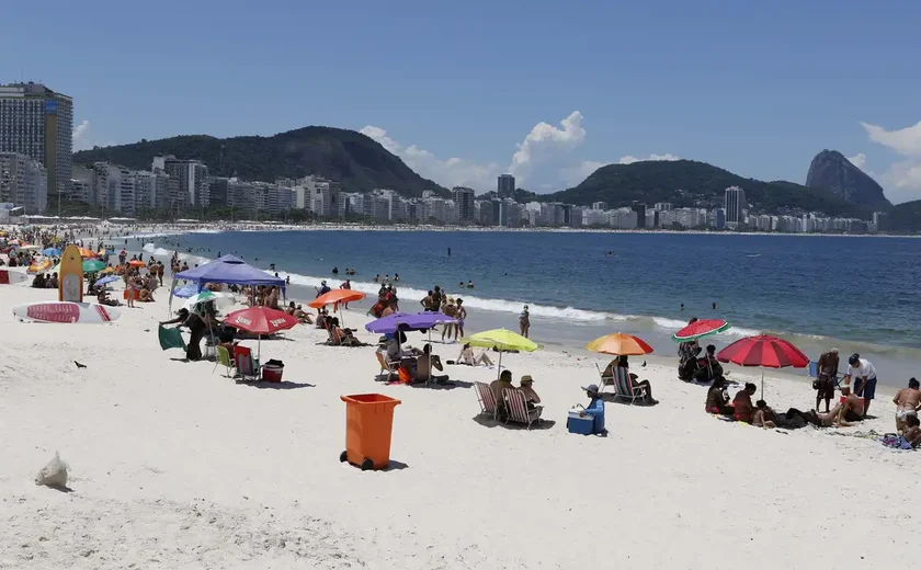 Areia da praia do show da Madonna é vendida por até R$ 50