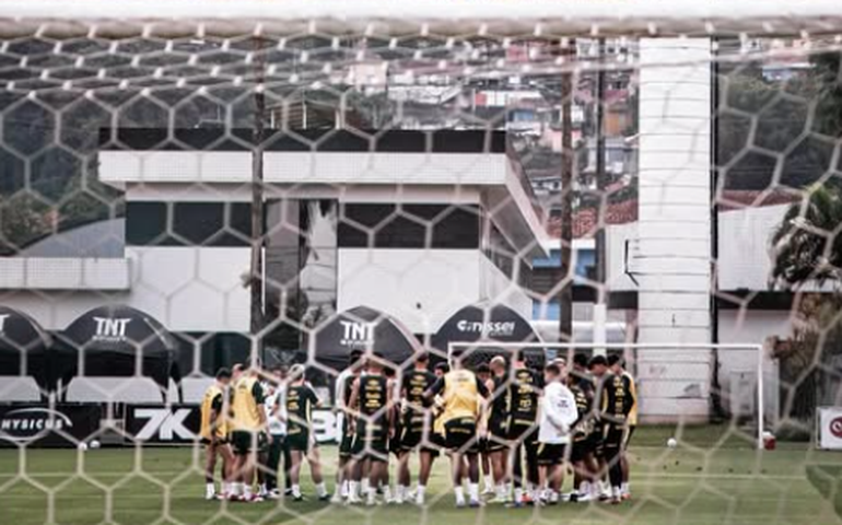 Em crise após goleada, Santos chega a acordo para assinar com Vojvoda