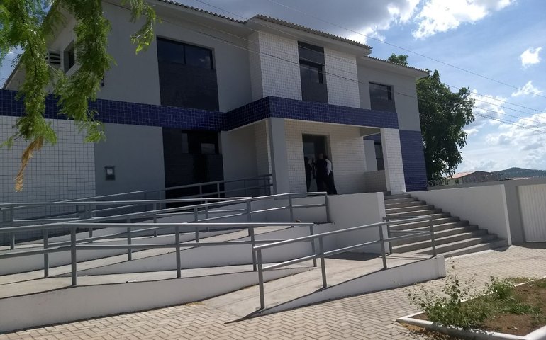 Governo não inaugura Casa de Custódia de Santana do Ipanema, deixando CISPs superlotados de presos