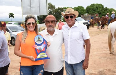 Secretária de Saúde de São José da Laje recebe homenagem durante cavalgada 