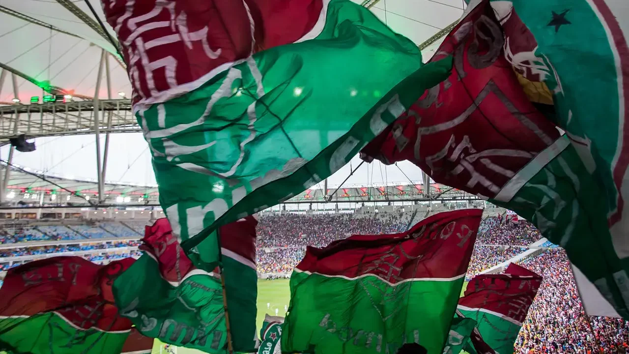Com cantoria, sinalizadores e bela festa da torcida, Fluminense embarca para Mundial de Clubes
