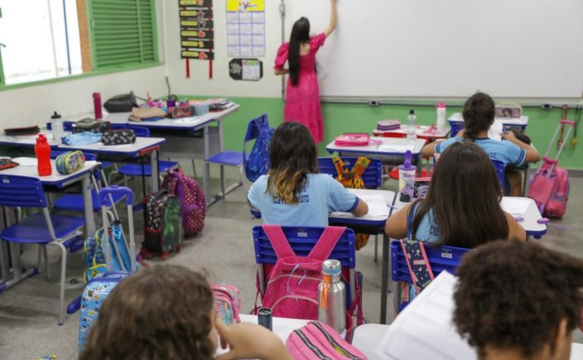 Comissão debate adoção de bônus por desempenho para professores