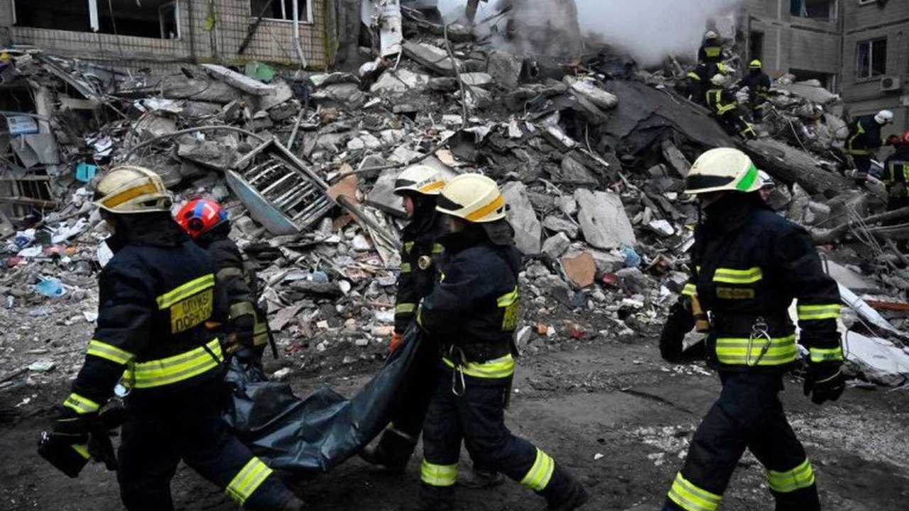 Bombardeio aéreo russo atinge prédio residencial e deixa três mortos e 37 feridos, afirma Ucrânia