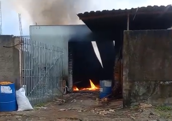 Incêndio atinge fábrica de estofados no Bairro Canafístula, em Arapiraca