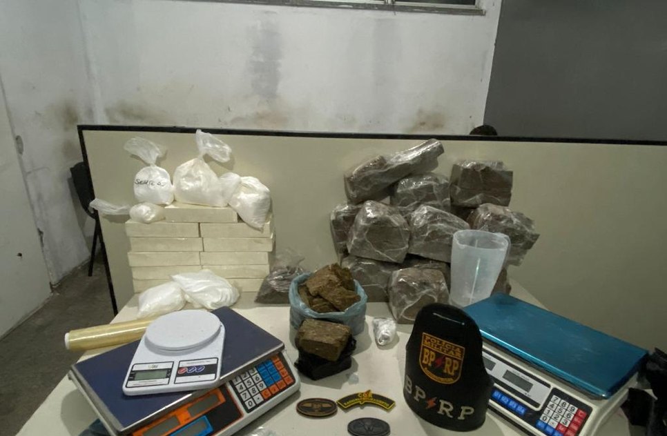 Homem tenta quebrar celular e acaba preso com mais de trinta quilos de drogas na Grande Aracaju