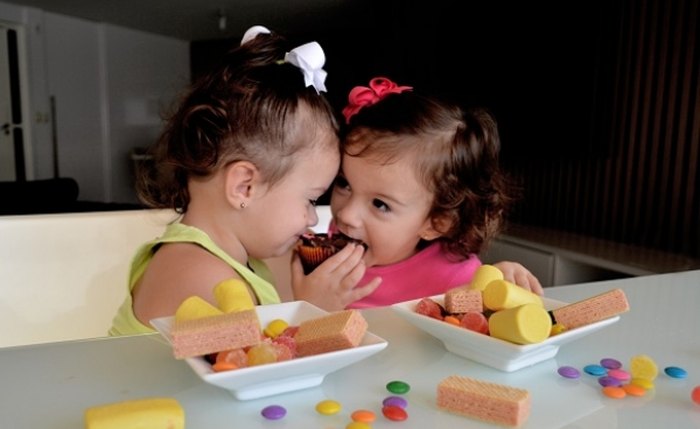 Luiza e Alice Freire que têm 2 anos e 6 meses de idade, respectivamente, mas que se alimentavam com os mais diversos tipos de alimentos açucarados