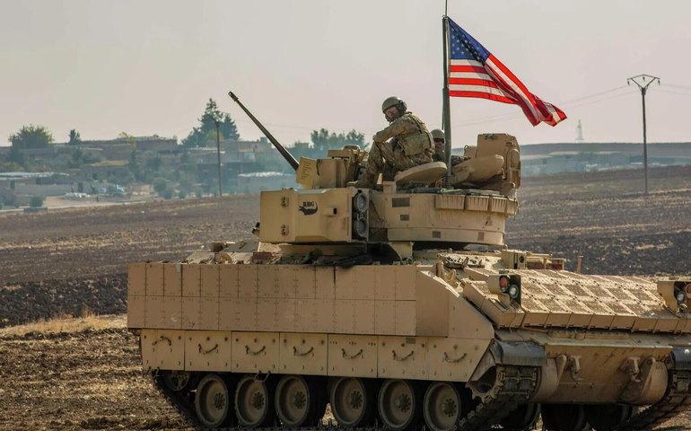 EUA e Israel estão por trás da ofensiva dos militantes na Síria, acredita analista turco